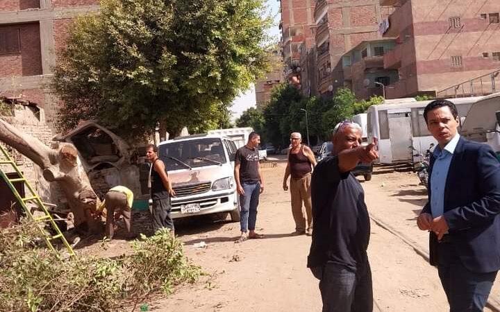 رئيس حي الأميرية يقوم بإزالة أية عقبات تواجه المواطنين