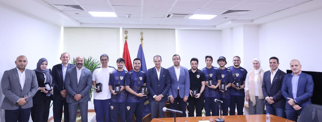 وزير الاتصالات يكرم منتخب مصر للرياضات الإلكترونية بعد فوزه بالبطولة العربية الإفريقية للمرة الثانية على التوالى