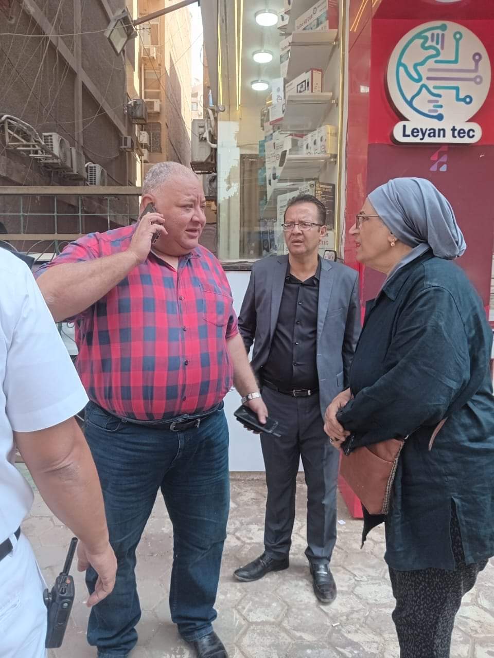 رئيس حي مصر الجديدة يواصل العمل على إعادة الانضباط للشارع