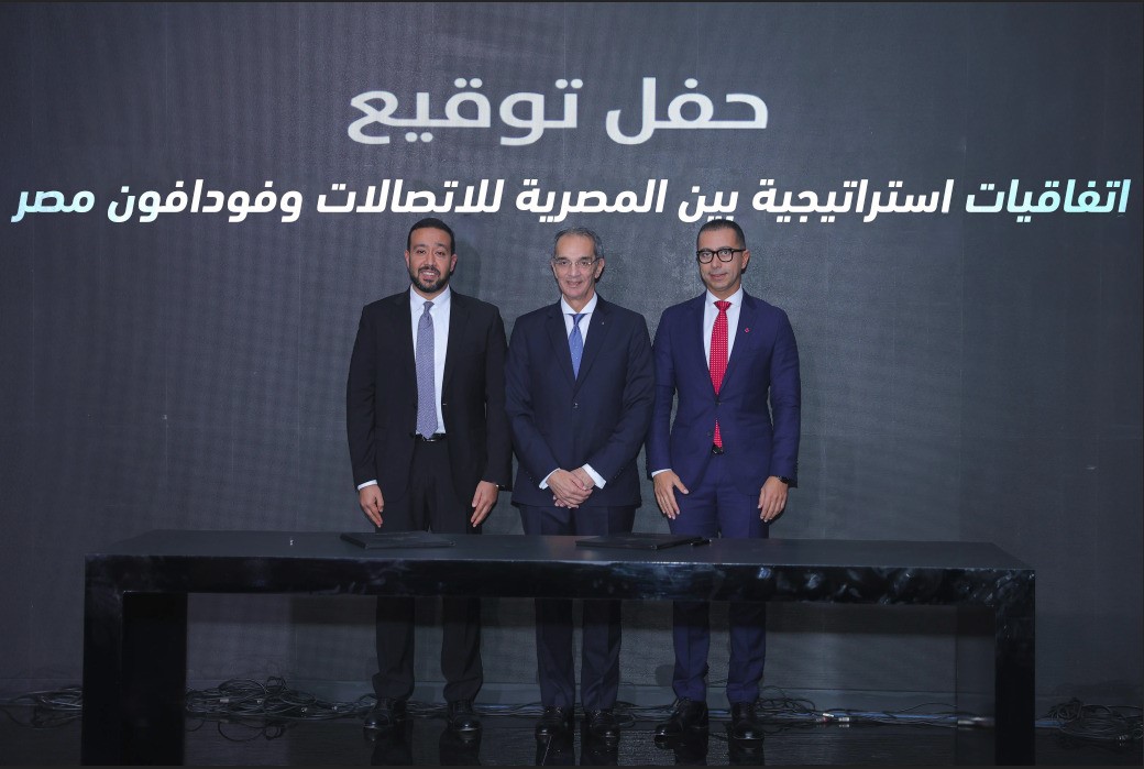  وزير الاتصالات يشهد توقيع اتفاقيات استراتيجية بين “المصرية للاتصالات” و”ڤودافون مصر”