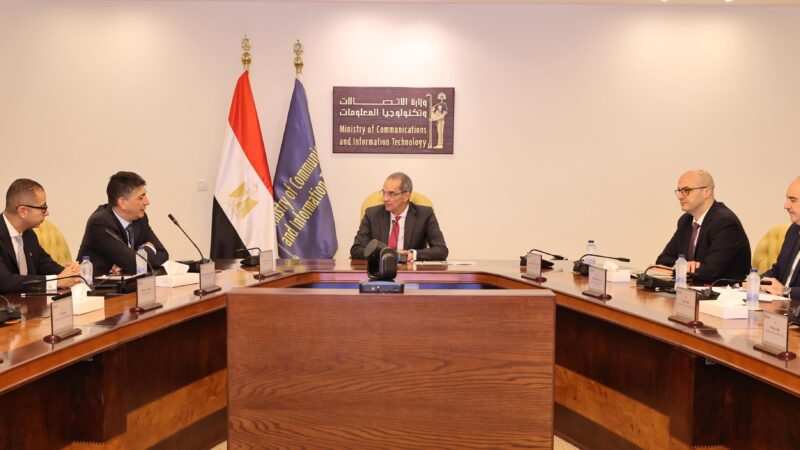 وزير الاتصالات يبحث مع شركة فوداكوم العالمية وفودافون مصر فرص الاستثمار