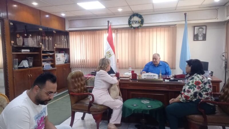 رئيس حى مصر الجديدة يستقبل عدد من المواطنين لفحص وحل مشاكلهم وتلبية مطالبهم
