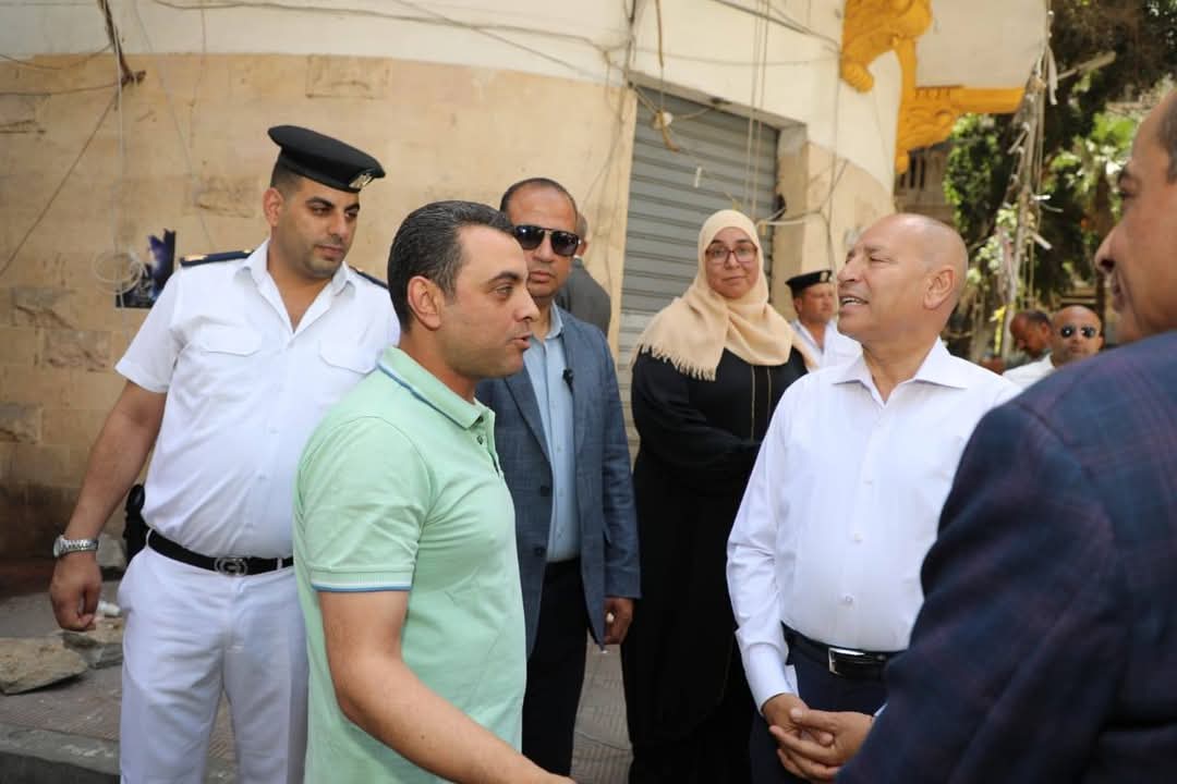 محافظ القاهرة يقود حملة لازالة الاشغالات بوسط المدينة