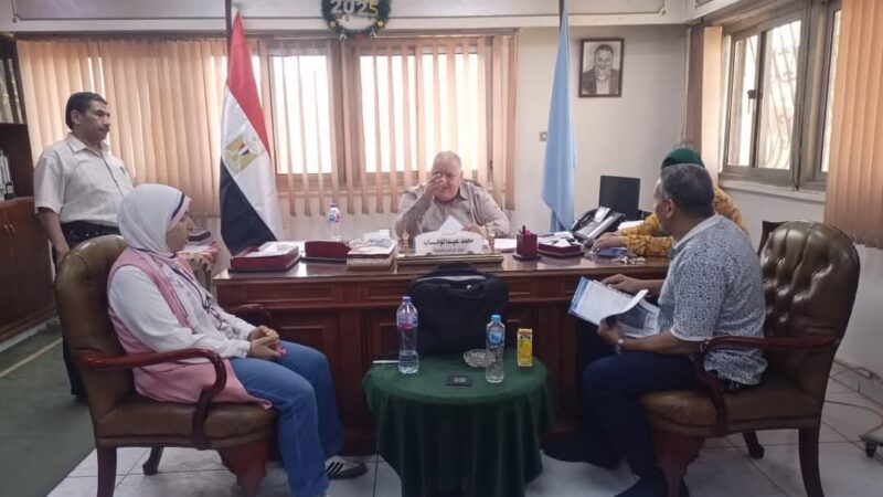 رئيس حى مصر الجديدة يناقش الارتقاء بالحى مع بعض المواطنين