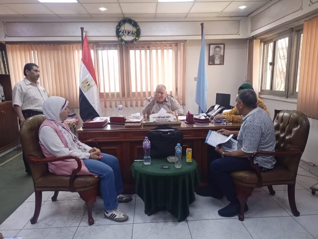 رئيس حى مصر الجديدة يناقش الارتقاء بالحى مع بعض المواطنين