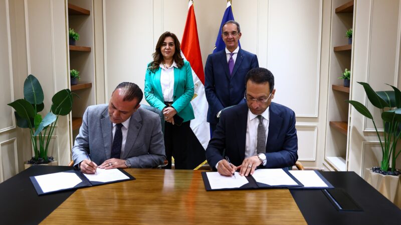 وزيرا الاتصالات والتنمية المحلية يشهدان توقيع اتفاق لتوفير الأجهزة التكنولوجية لتشغيل مجمعات الخدمات الحكومية بقرى ” حياة كريمة “