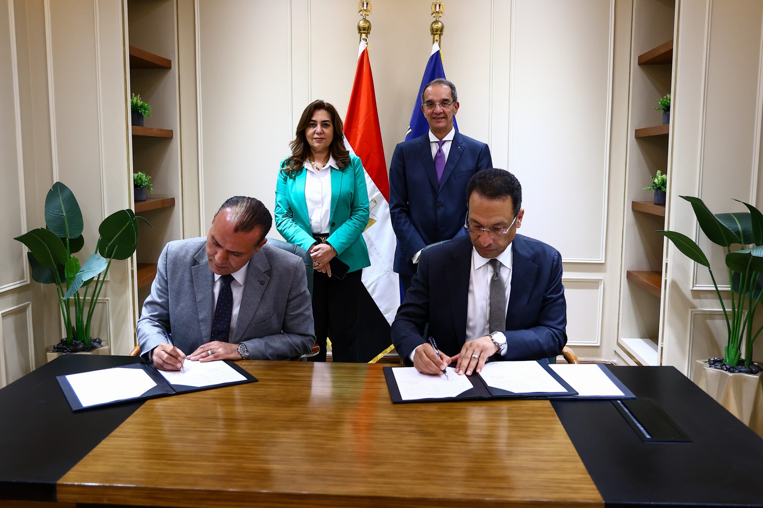 وزيرا الاتصالات والتنمية المحلية يشهدان توقيع اتفاق لتوفير الأجهزة التكنولوجية لتشغيل مجمعات الخدمات الحكومية بقرى ” حياة كريمة “