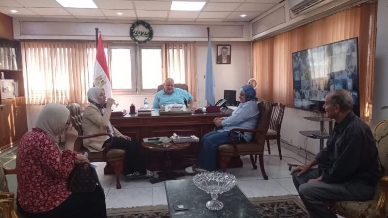رئيس حى مصر الجديدة يلتقي مع بعض المواطنين من قاطنى الحي لحل مشاكلهم