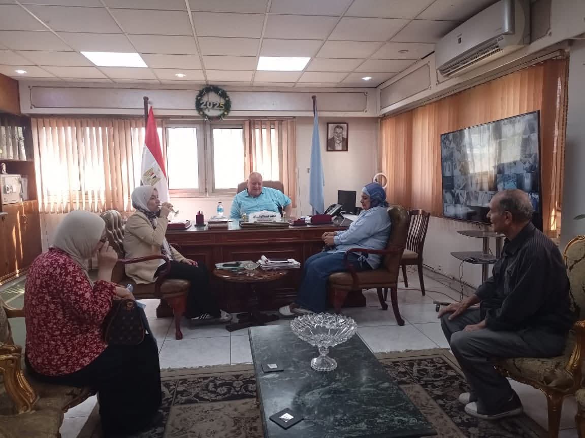 رئيس حى مصر الجديدة يلتقي مع بعض المواطنين من قاطنى الحي لحل مشاكلهم