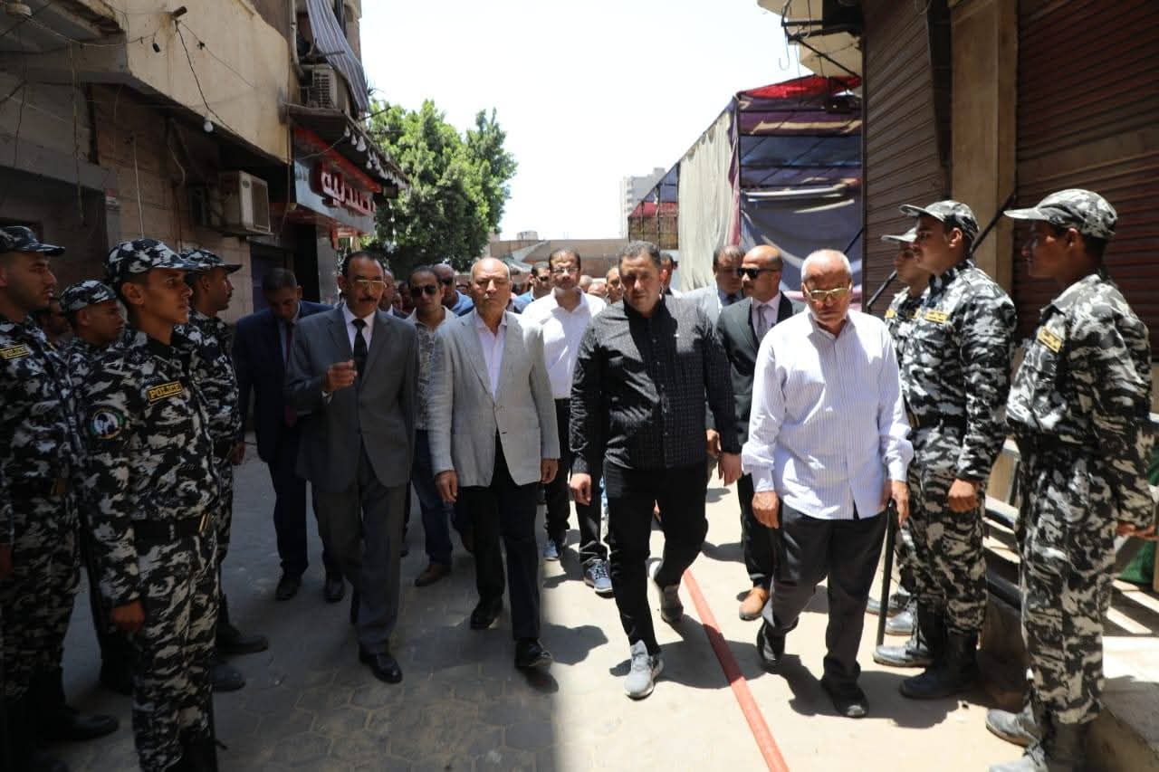 محافظ القاهرة يشرف على عمليات إنقاذ سكان العقارين المنهارين بحى حدائق القبة