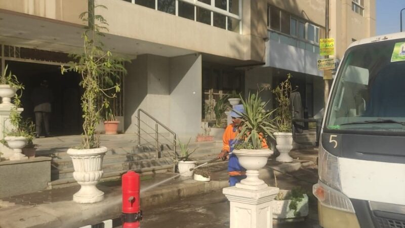 رئيس حى مصر الجديدة يتابع اعمال رفع كفاءة النظافة ورفع المخلفات عمارات العبور