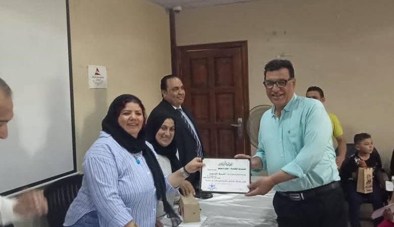 رئيس حى الأميرية تكرم أبناء العاملين الناجحين بالحى