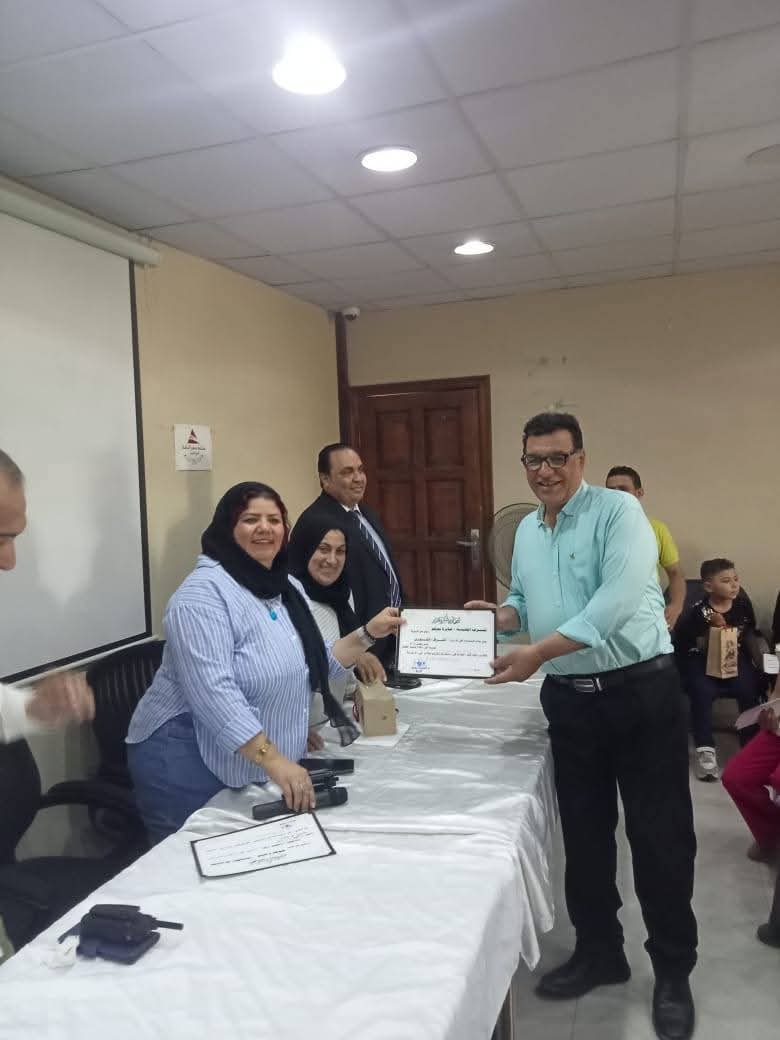 رئيس حى الأميرية تكرم أبناء العاملين الناجحين بالحى