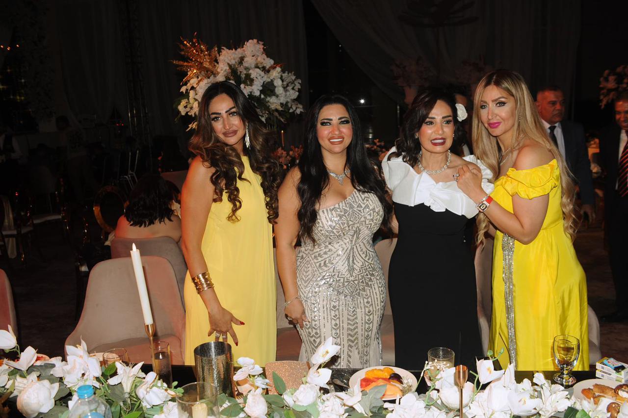 سيدة الأعمال هبة إسماعيل ونجوم الفن يحتفلون  مع فاطمة الشريف بحفل زفاف نجلتها