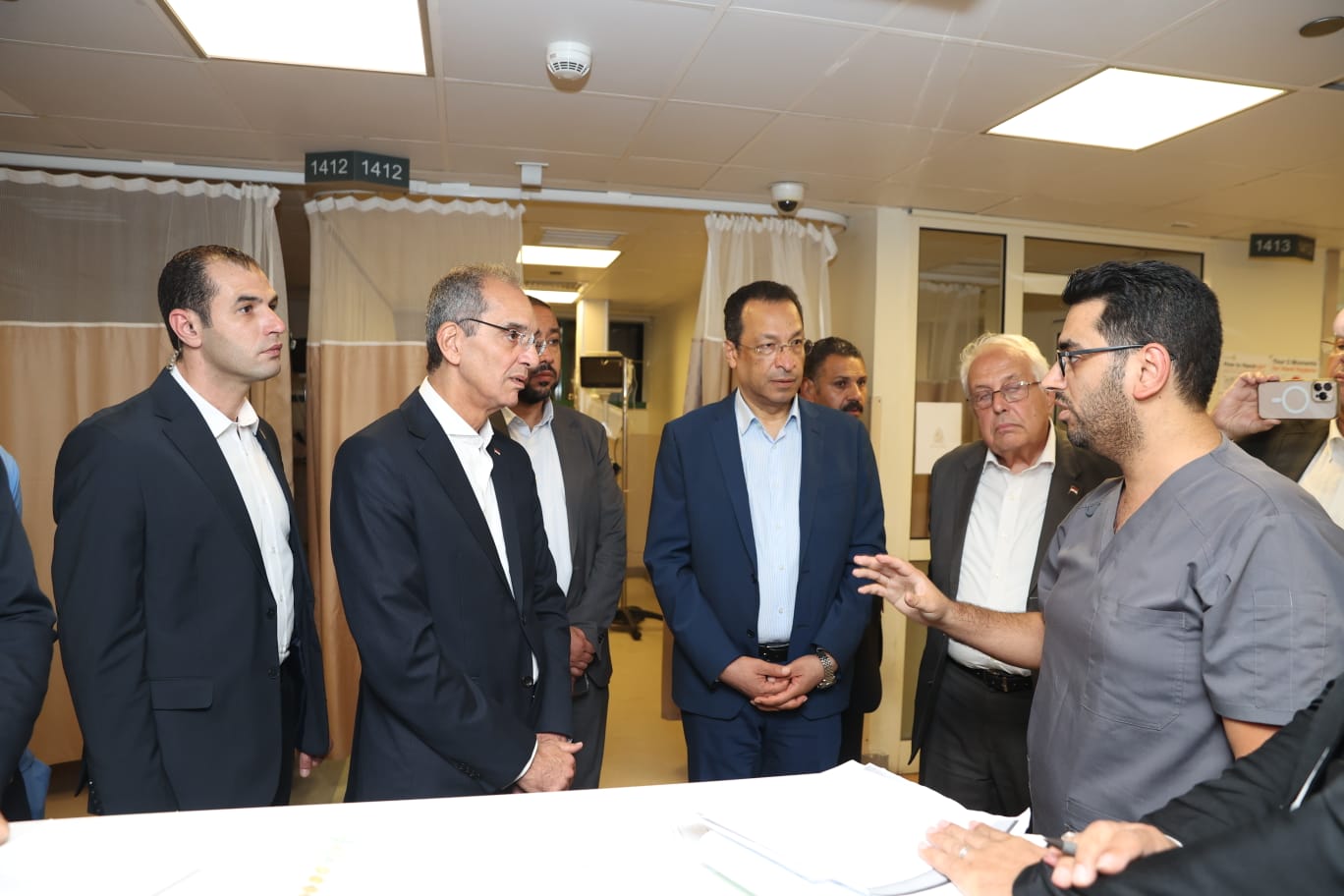 وزير الاتصالات يقطع زيارته لخارج مصر.. ويتفقد مبنى سنترال رمسيس ويتابع جهود استعادة خدمات الاتصالات المتأثرة بالحريق