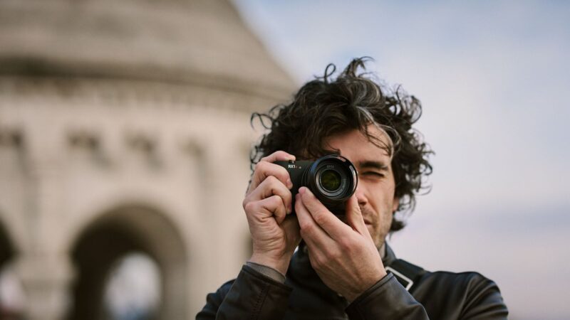 سوني تطلق الجيل الثالث من كاميرا آر إكس 1 آر الرائدة وخفيفة الوزن بمستشعر صور بالإطار الكامل والعدسة الثابتة