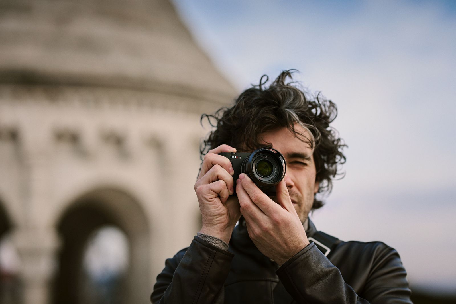 سوني تطلق الجيل الثالث من كاميرا آر إكس 1 آر الرائدة وخفيفة الوزن بمستشعر صور بالإطار الكامل والعدسة الثابتة