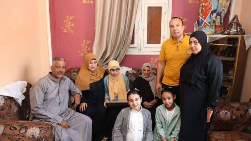 وزارة الاتصالات تسلم الطالبة هاجر حسان “لابتوب” مزود بالتطبيقات اللازمه لدعم المكفوفين فى منزلها بقرية جروان بالمنوفية