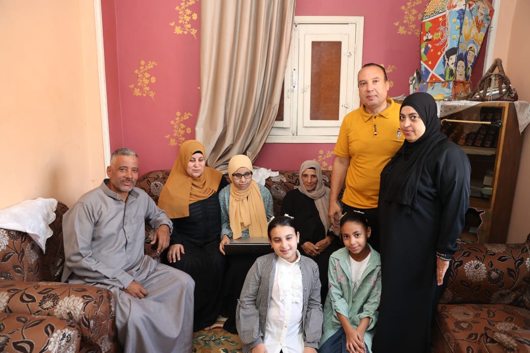 وزارة الاتصالات تسلم الطالبة هاجر حسان “لابتوب” مزود بالتطبيقات اللازمه لدعم المكفوفين فى منزلها بقرية جروان بالمنوفية