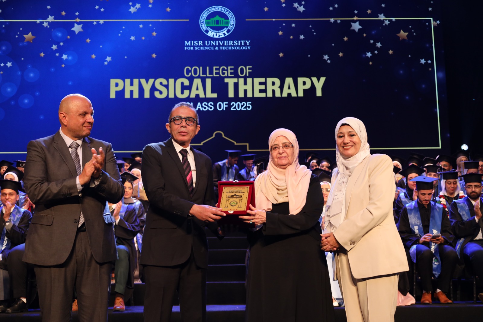 جامعة مصر للعلوم والتكنولوجيا تحتفل بتخرج الدفعة 22 من كلية العلاج الطبيعي بحضور قيادات الجامعة