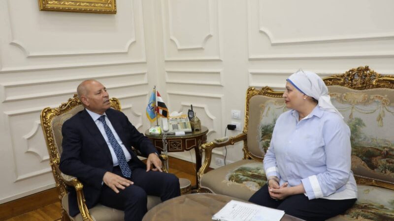 محافظ القاهرة يستقبل بمكتبه سماح إبراهيم مدير مديرية التربية والتعليم بالقاهرة سابقا لتكريمها