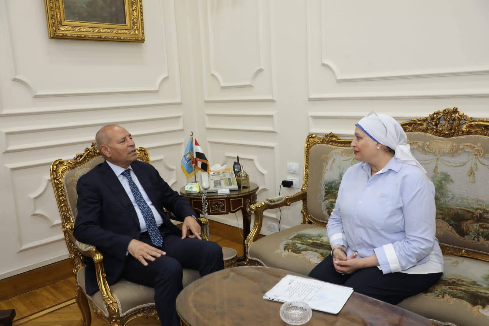 محافظ القاهرة يستقبل بمكتبه سماح إبراهيم مدير مديرية التربية والتعليم بالقاهرة سابقا لتكريمها