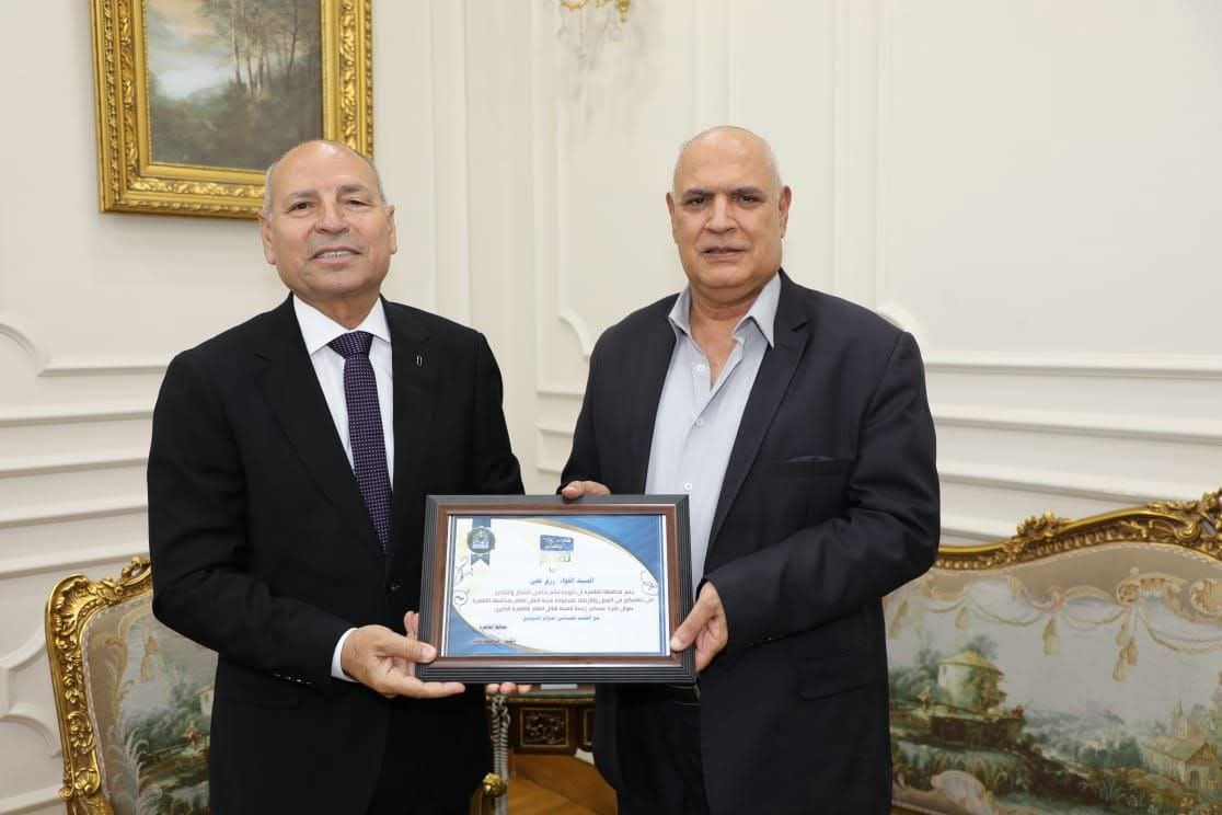 محافظ القاهرة يكرم رئيس هيئة النقل العام السابق