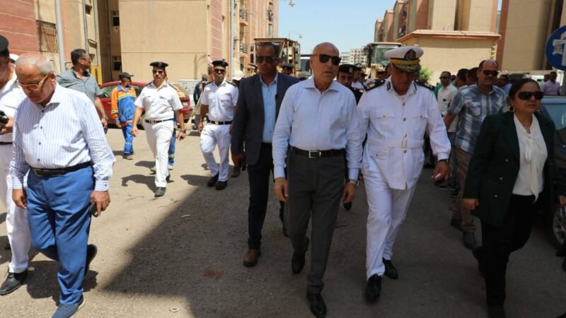 محافظ القاهرة يقود حملة مكبرة لاعادة الانضباط لمدينة معًا