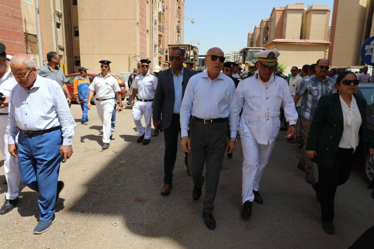 محافظ القاهرة يقود حملة مكبرة لاعادة الانضباط لمدينة معًا