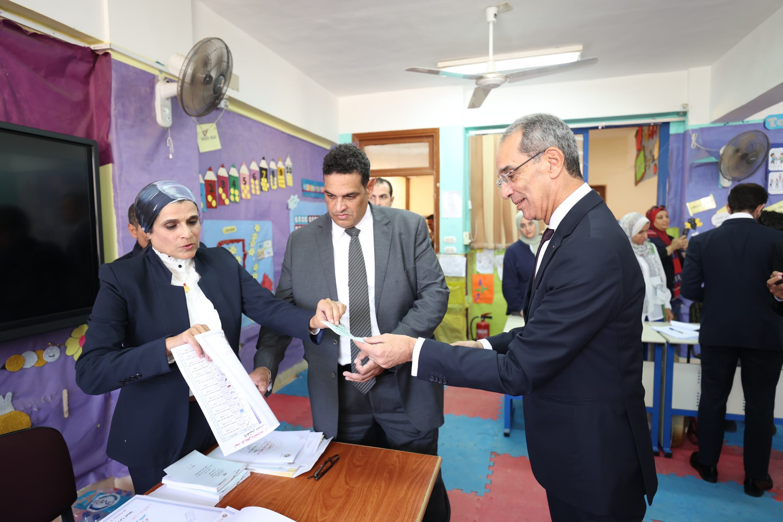 وزير الاتصالات يدلى بصوته فى انتخابات مجلس الشيوخ