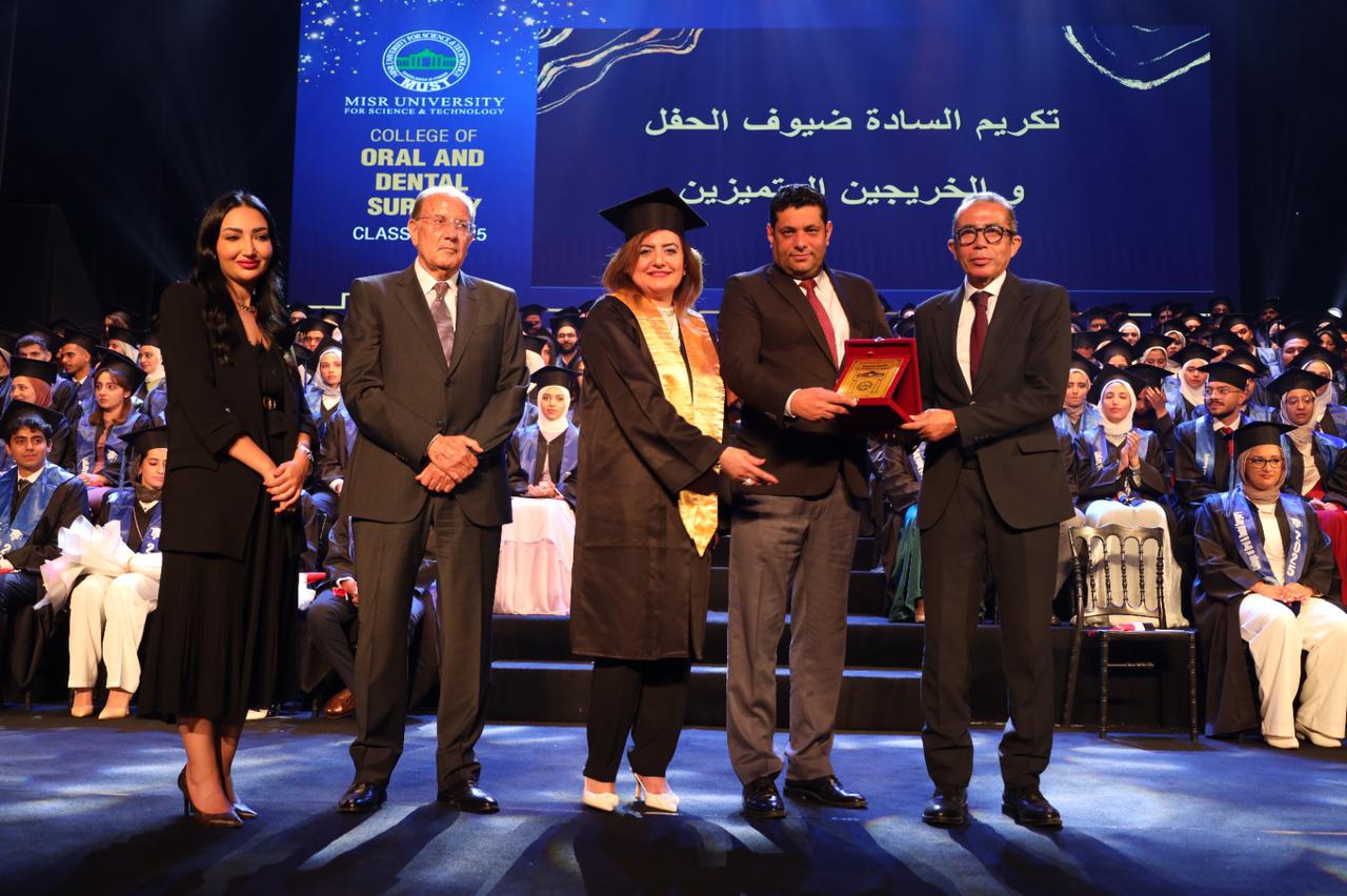 كلية طب الفم والأسنان بجامعة مصر للعلوم والتكنولوجيا تحتفل بتخريج دفعة 2025 وسط أجواء من البهجة والفخر
