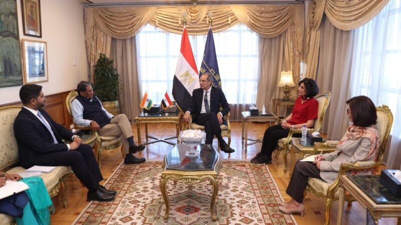 وزير الاتصالات يبحث مع سفير الهند بالقاهرة تعزيز التعاون فى عدد من المجالات  والتوسع فى الاستثمارات الهندية