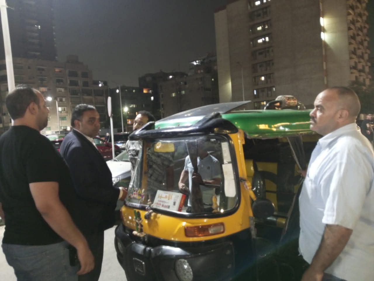 رئيس حى مصر الجديدة يقود حملة مكبره على التكاتك