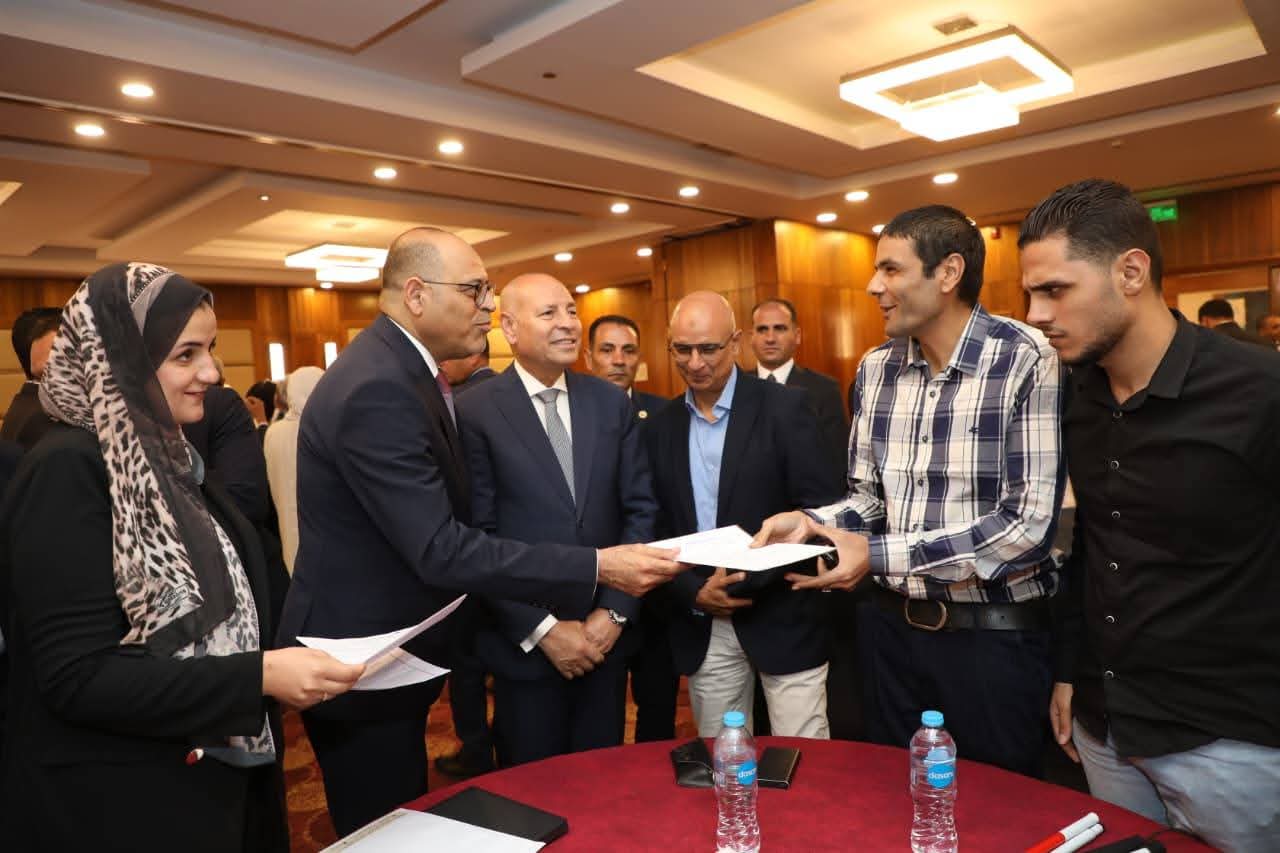 وزير العمل ومحافظ القاهرة يسلمان 100 عقد عمل جديد لذوي همم