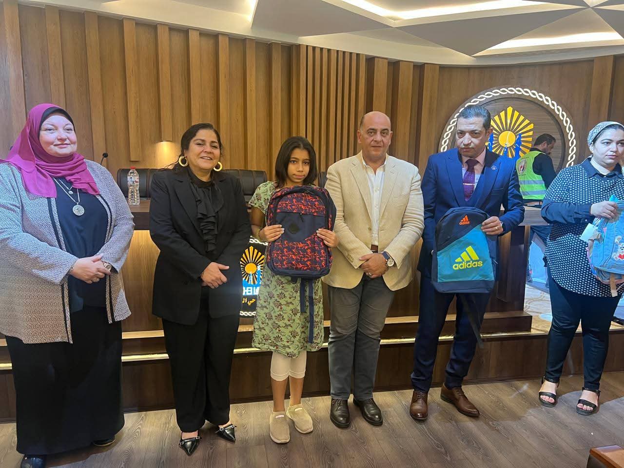 نائب محافظ القاهرة للمنطقة الشرقية تشهد فاعليات حفل توزيع الحقائب والأدوات المدرسية لبداية العام الدراسي الجديد بحي النزهة