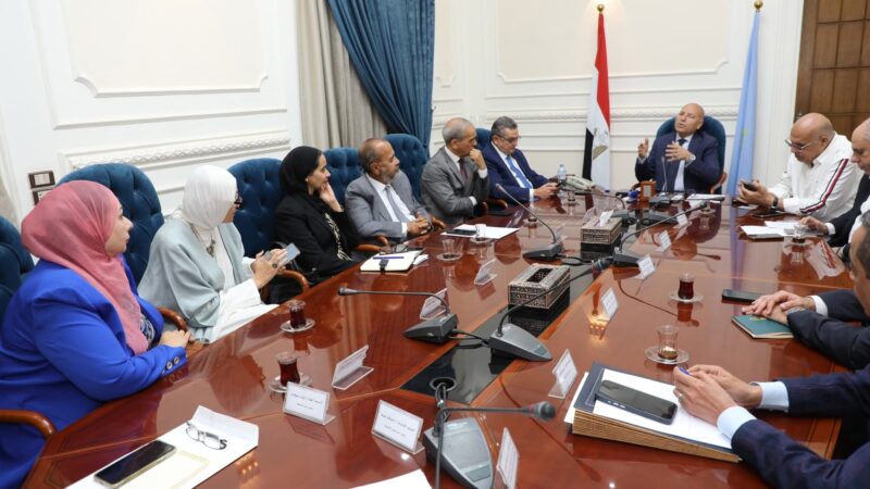 محافظ القاهرة يستقبل وفد بنك المصرف المتحد لبحث سبل التعاون