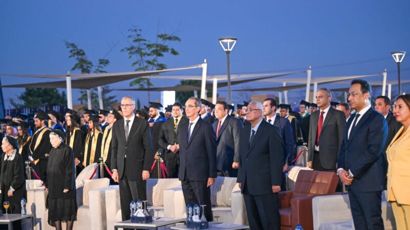 عدلي منصور ووزير الاتصالات يكرمان خريجي الدفعة الأولي لجامعة مصر للمعلوماتية بالعاصمة الإدارية الجديدة