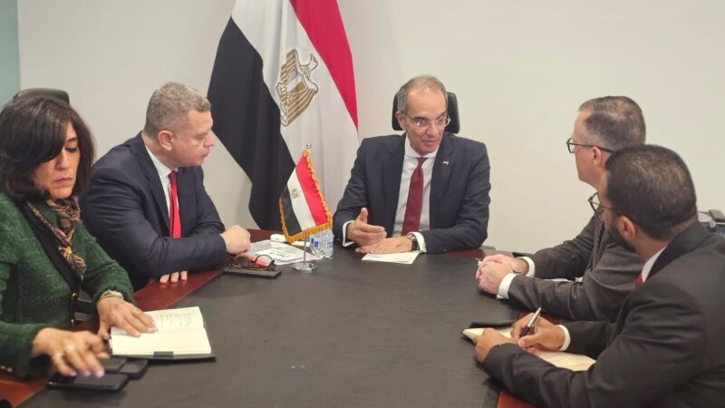 وزير الاتصالات يبحث مع مسؤولى كبرى الشركات الأمريكية التوسع فى استثماراتها فى مجال التعهيد فى مصر