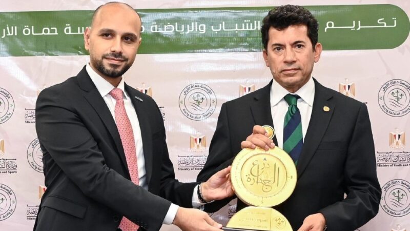 أشرف صبحي ينال درع الجدارة لإطلاقه الاستراتيجية الوطنية للشباب والرياضة