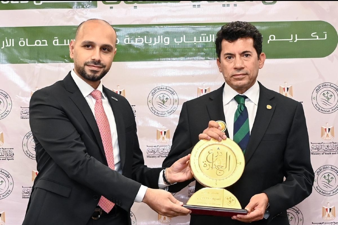 أشرف صبحي ينال درع الجدارة لإطلاقه الاستراتيجية الوطنية للشباب والرياضة