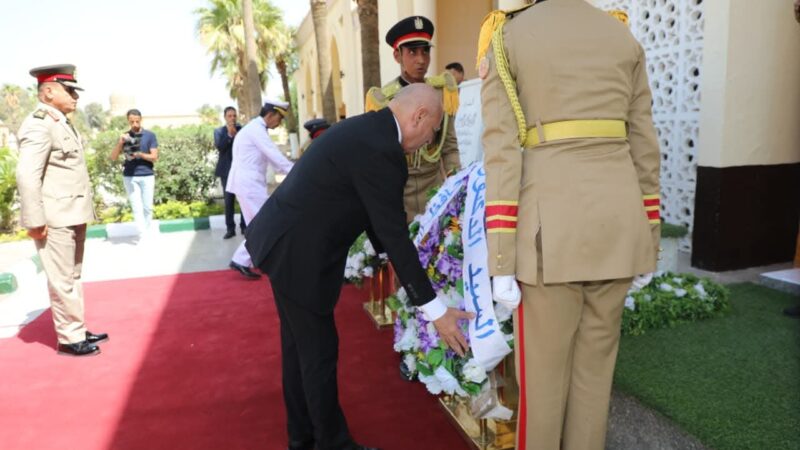 محافظ القاهرة يضع إكليلًا من الزهور على مقابر شهداء المنطقة العسكرية بالخفير احتفالا بذكرى السادس من أكتوبر