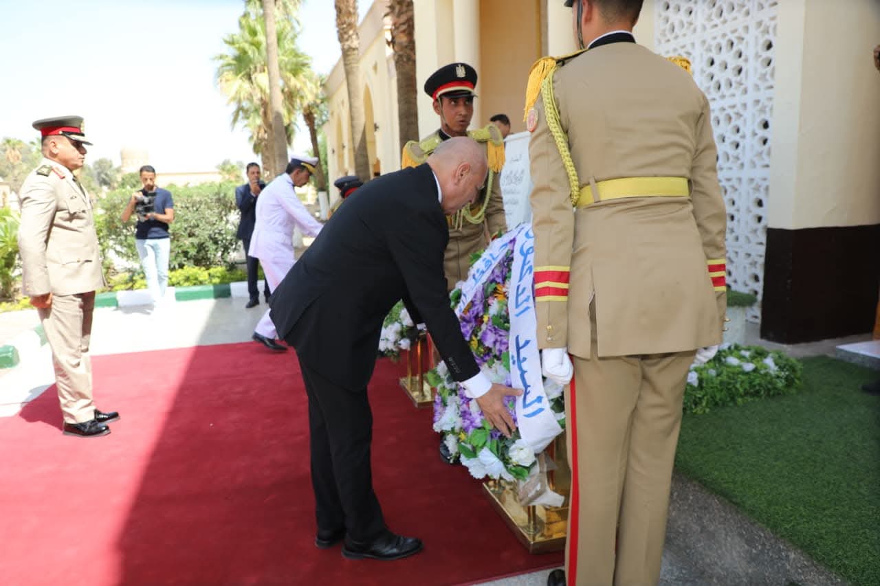 محافظ القاهرة يضع إكليلًا من الزهور على مقابر شهداء المنطقة العسكرية بالخفير احتفالا بذكرى السادس من أكتوبر