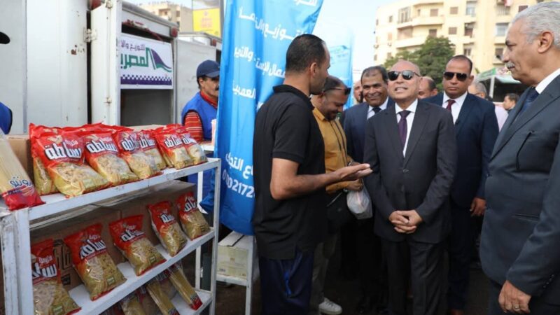محافظ القاهرة يتفقد “قافلة الخير” للسلع الغذائية