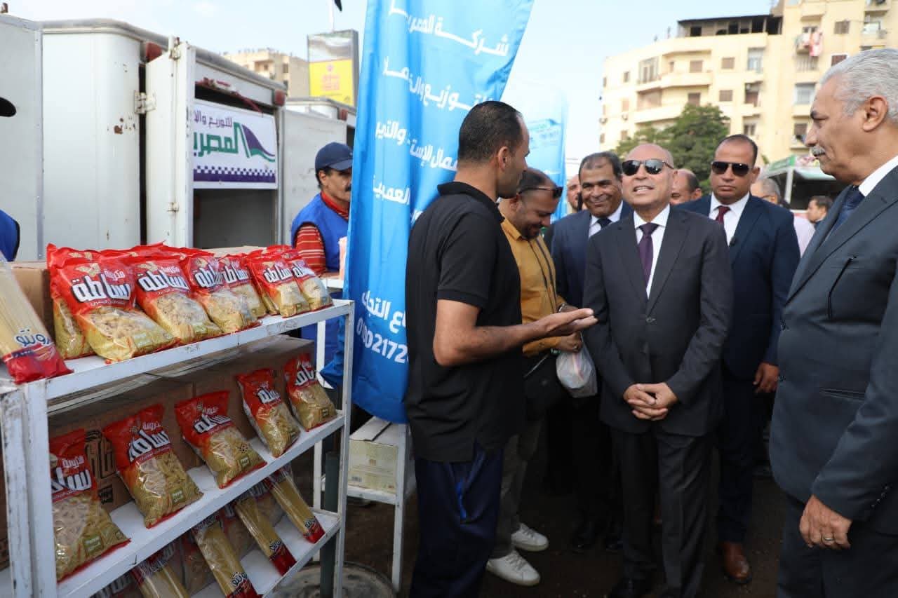 محافظ القاهرة يتفقد “قافلة الخير” للسلع الغذائية