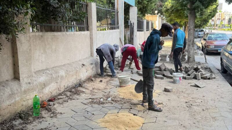 رئيس حى مصر الجديدة يتابع استكمال اعمال فك وتركيب بلاط انترلوك ش الخليفة المأمون