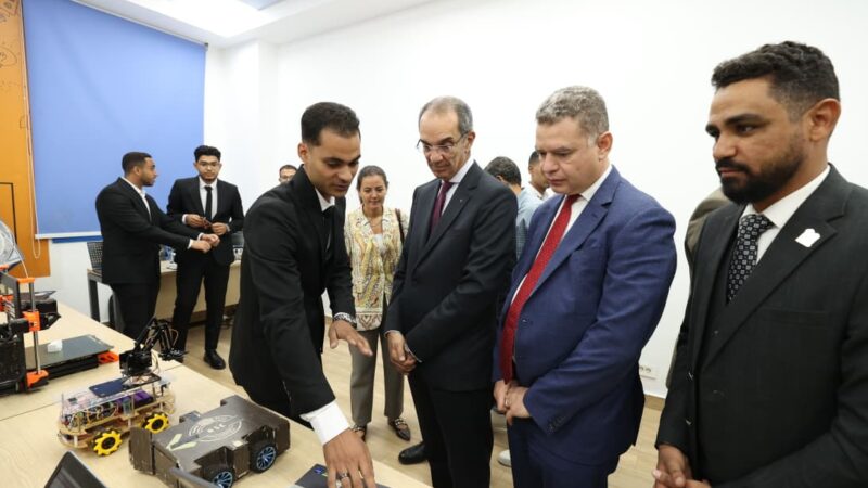 وزير الاتصالات يلتقى مجموعة من المتدربين فى مركز إبداع مصر الرقمية “كريتيفا” فى محافظة قنا