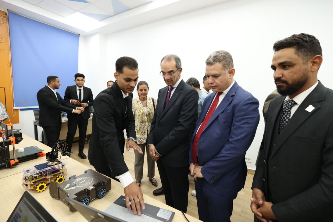 وزير الاتصالات يلتقى مجموعة من المتدربين فى مركز إبداع مصر الرقمية “كريتيفا” فى محافظة قنا