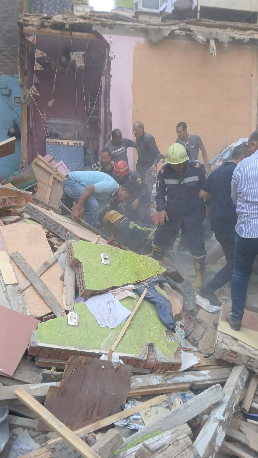 محافظ القاهرة يوجه بسرعة تقديم الرعاية الصحية اللازمة للمصابين جراء سقوط عقار الفلكي