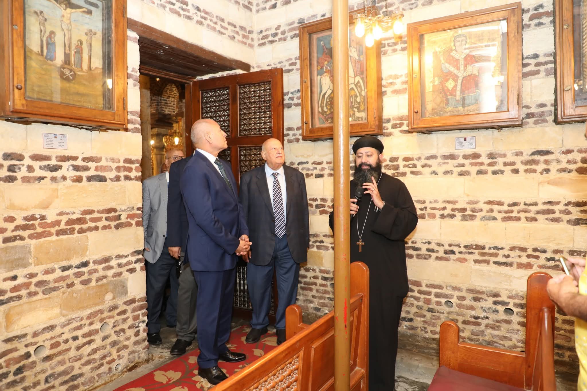 محافظ القاهرة يتفقد مجمع كنائس حارة زويلة الأثرية