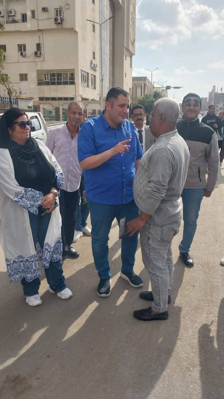 رئيس حى الأميرية تتابع رفع المخلفات بشوارع الحي